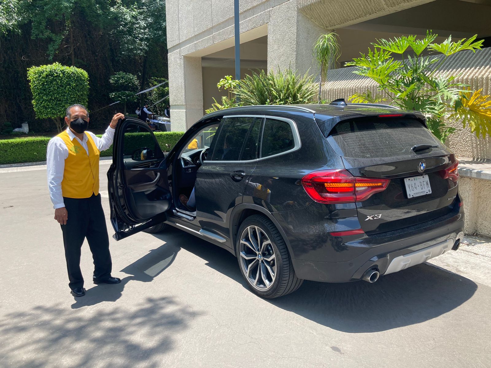 Valet ARDI atendiendo vehículo de lujo